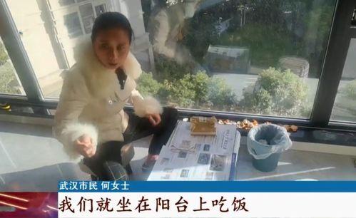 全家带着凳子吃瓜啦,全家围坐凳子共享吃瓜乐趣